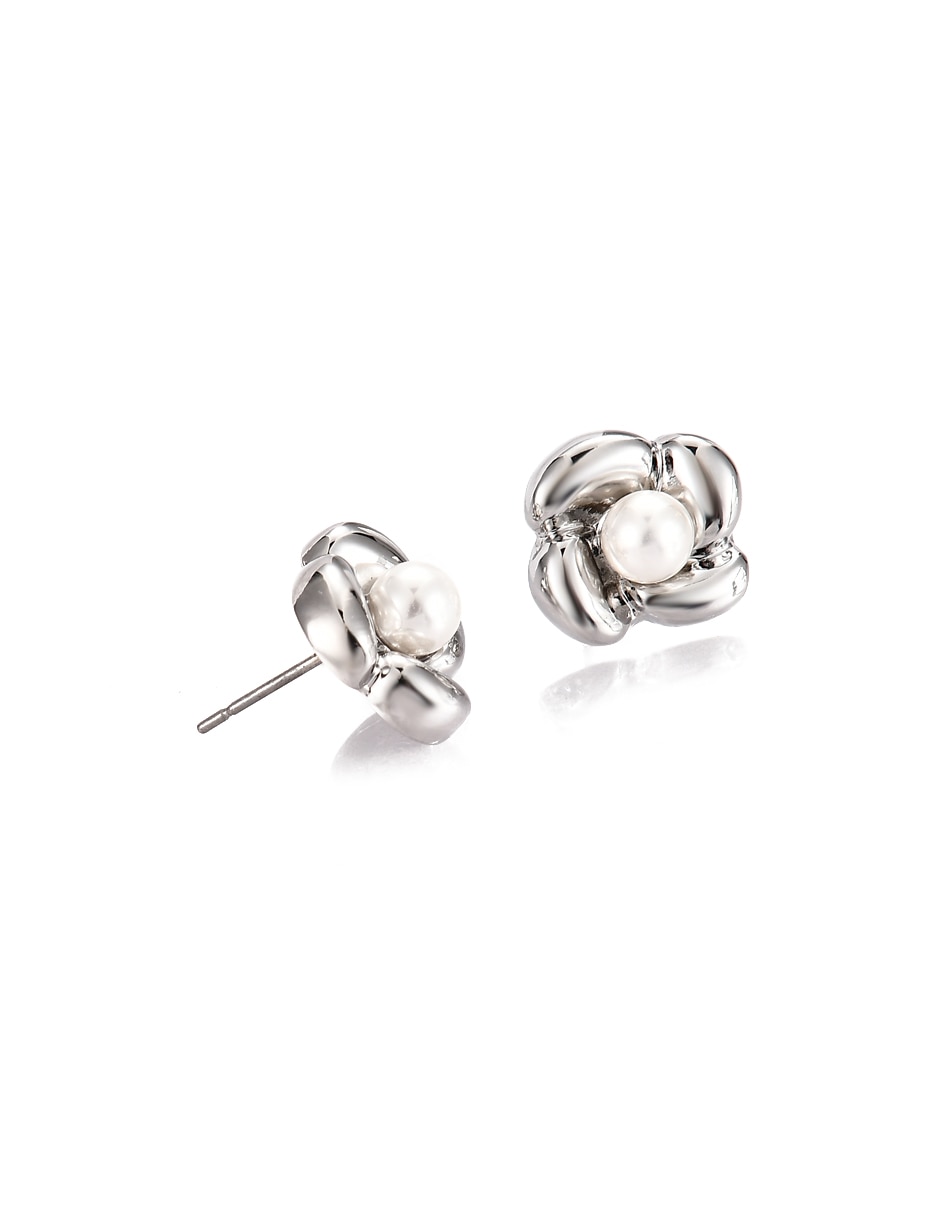 Aretes cortos de flor con acabado brillante