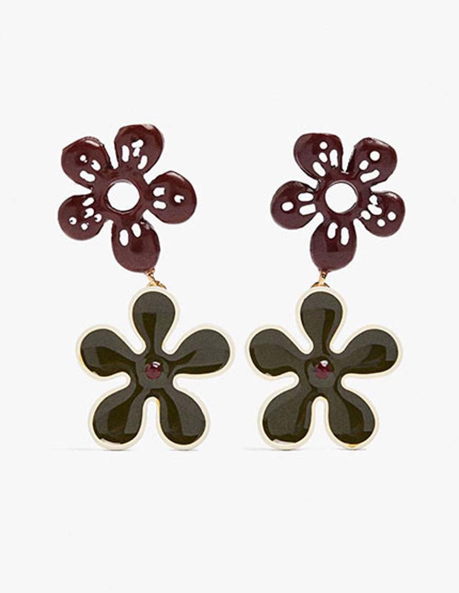 Aretes cortos de flor Maison Clay con acabado brillante Aretes cortos de flor Maison Clay con acabado brillante