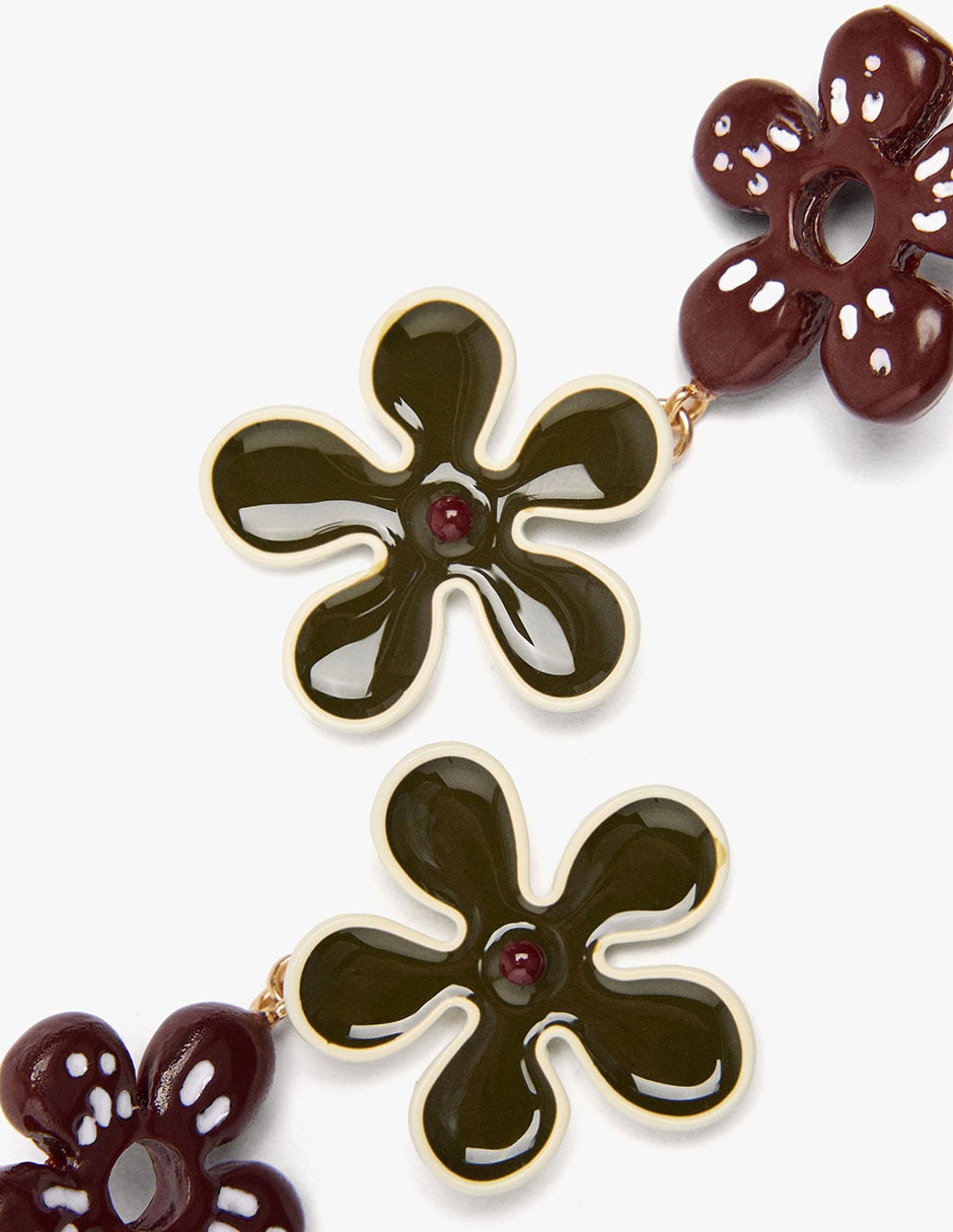 Aretes cortos de flor Parfois Maison Clay con acabado brillante