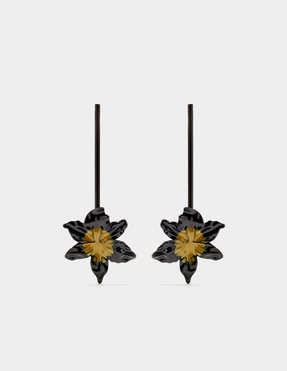Aretes de flor Amber con acabado texturizado