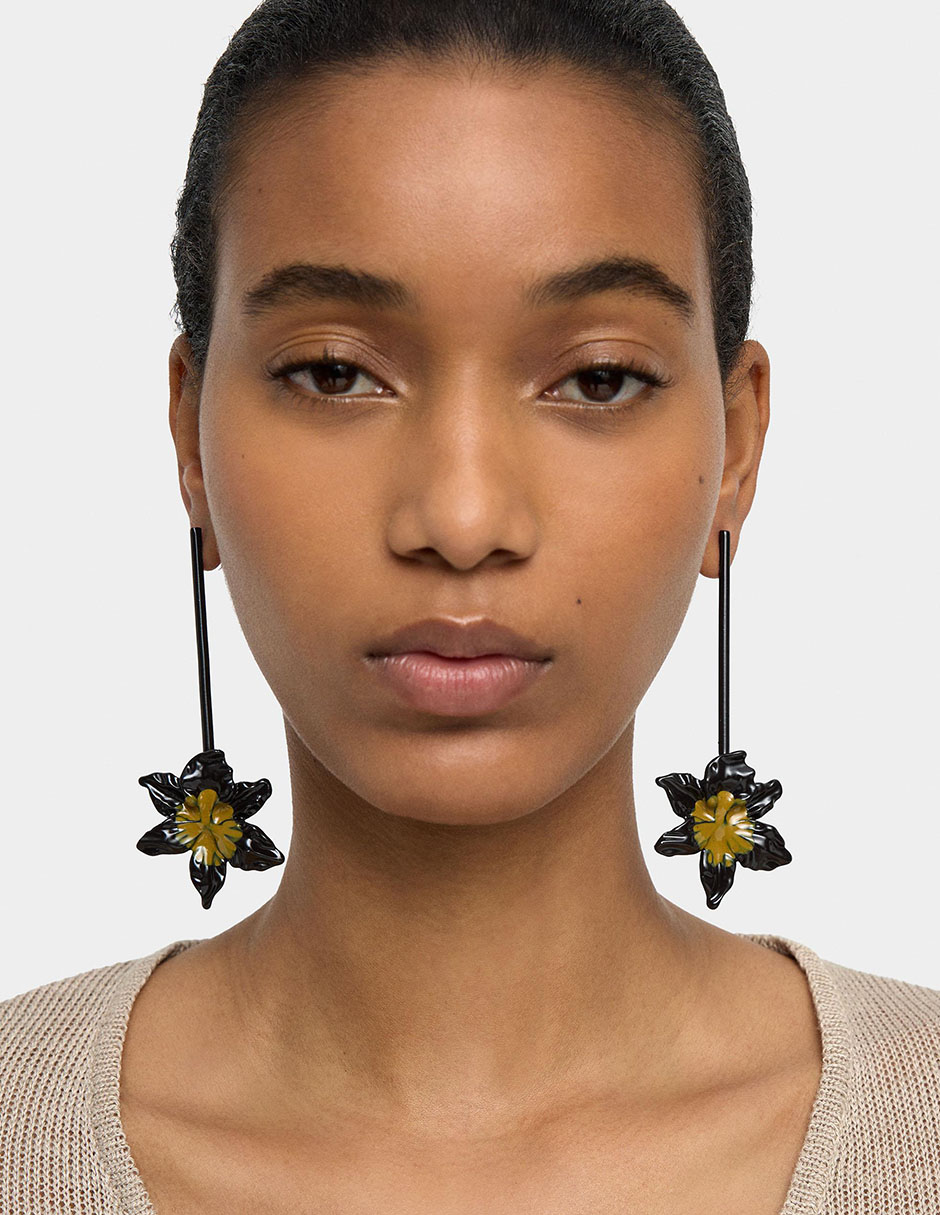 Aretes de flor Amber con acabado texturizado 2