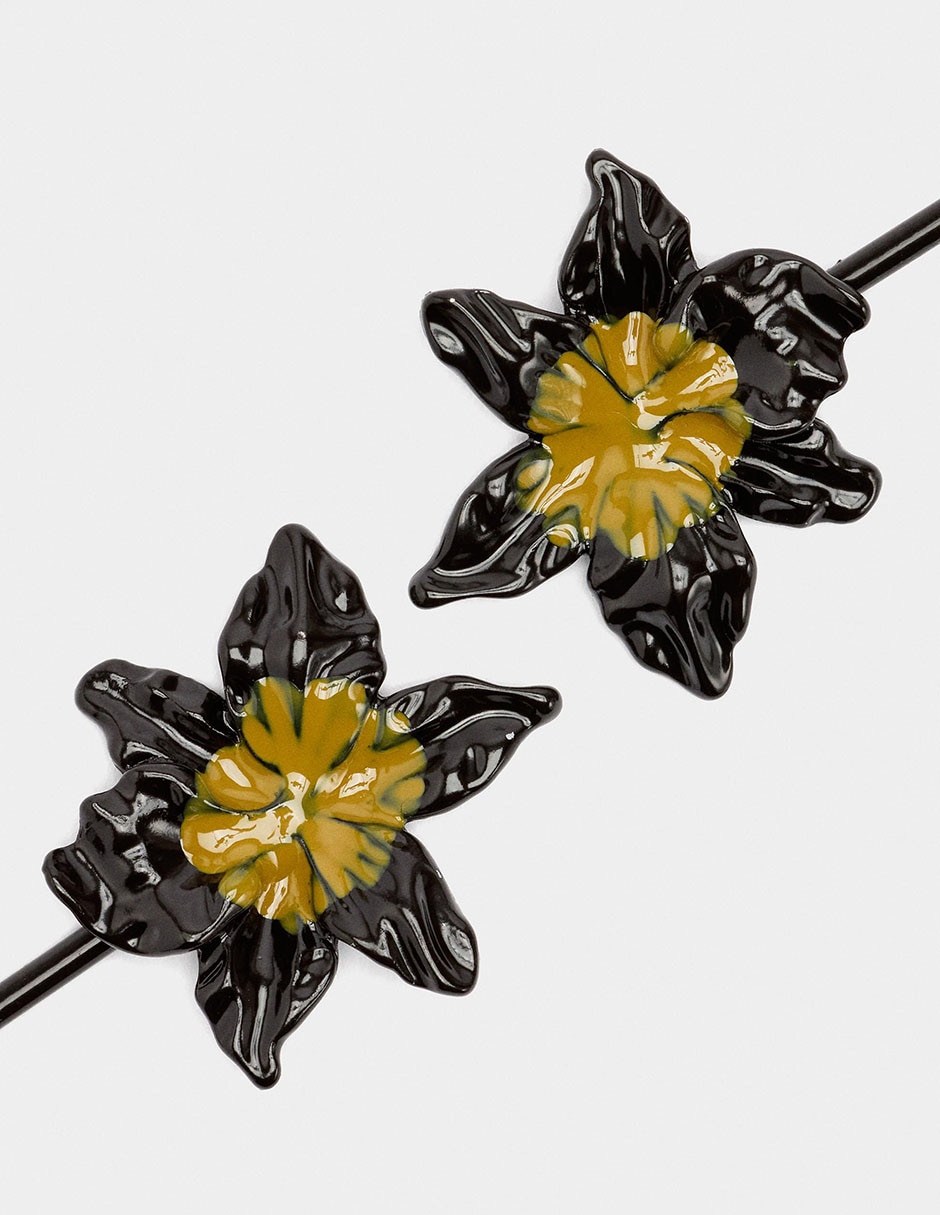 Aretes de flor Amber con acabado texturizado 3
