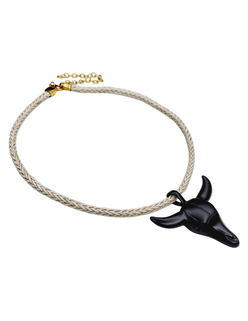 Collar de toro de piel