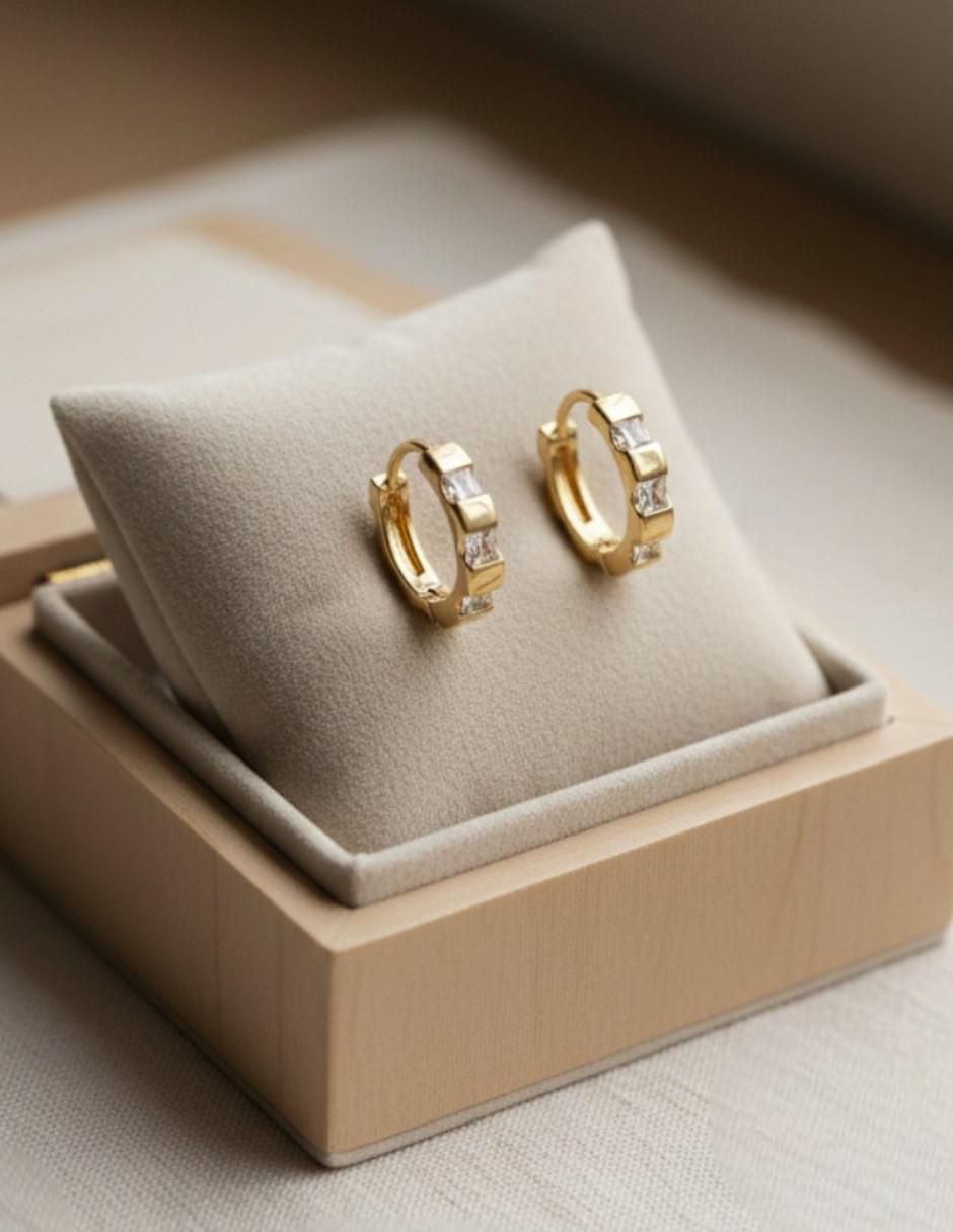 Aretes huggies de oro laminado 14 K con acabado brillante zirconia