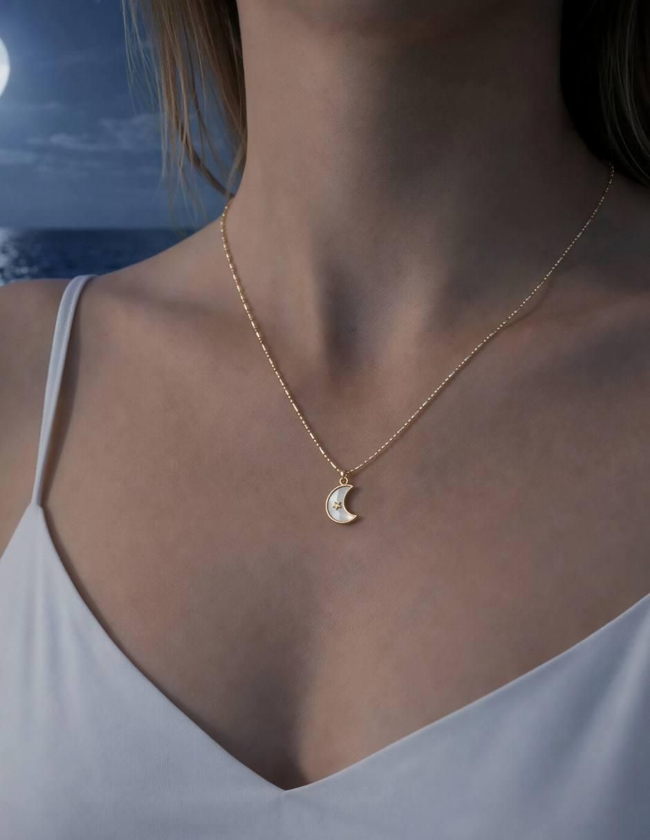 Collar con dije de Luna Selene 18 K 8