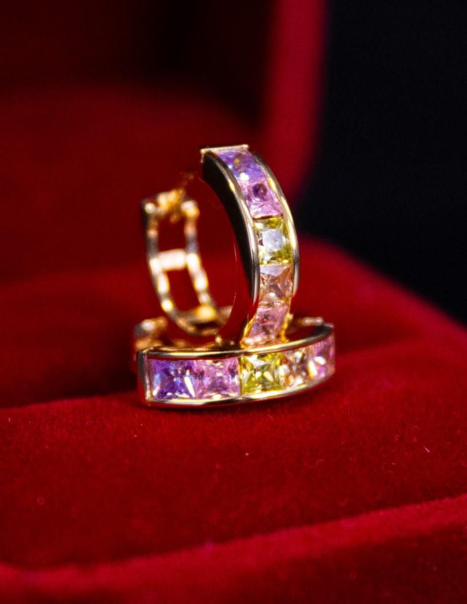 Huggies de oro laminado 14 k con acabado chapa de oro zirconia cúbica
