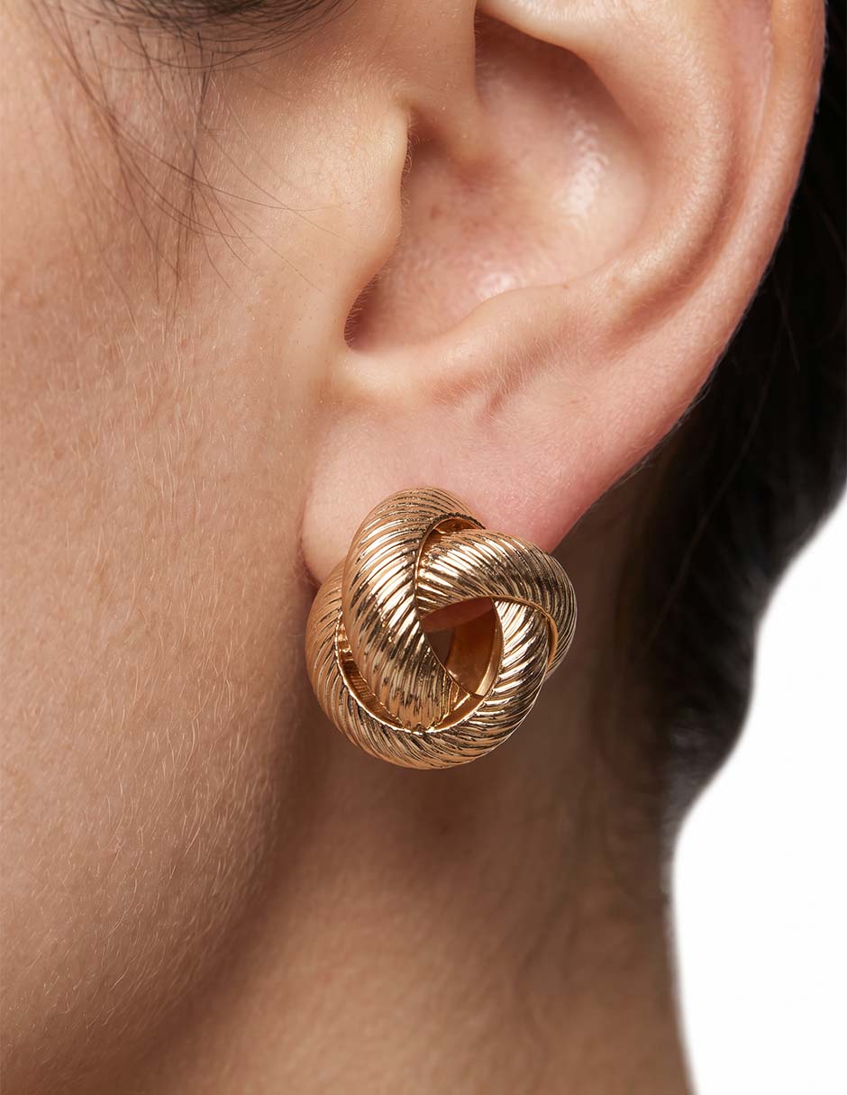 Set de aretes cortos de acero inoxidable con acabado brillante 2