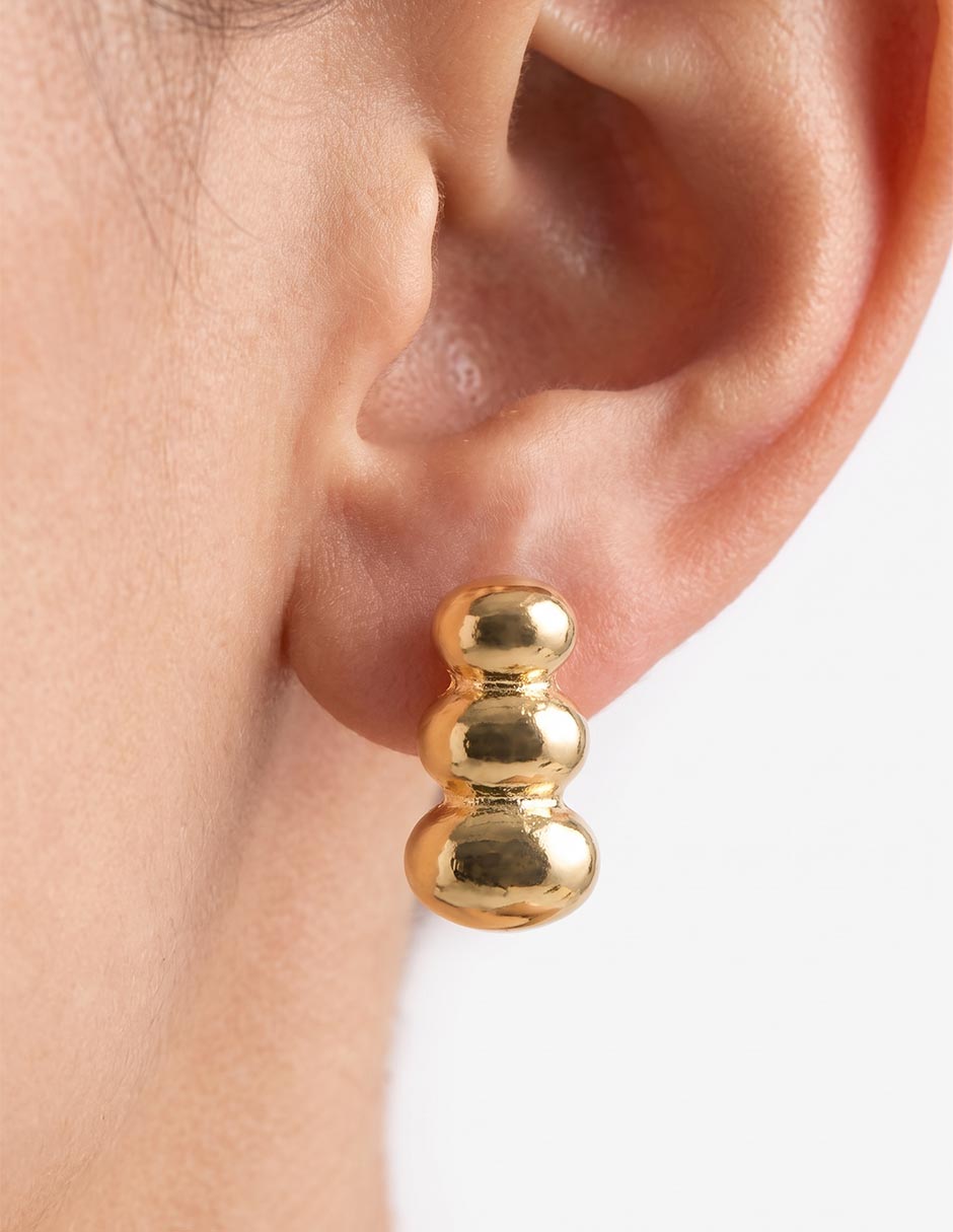 Aretes cortos con acabado lustre Aretes cortos con acabado lustre