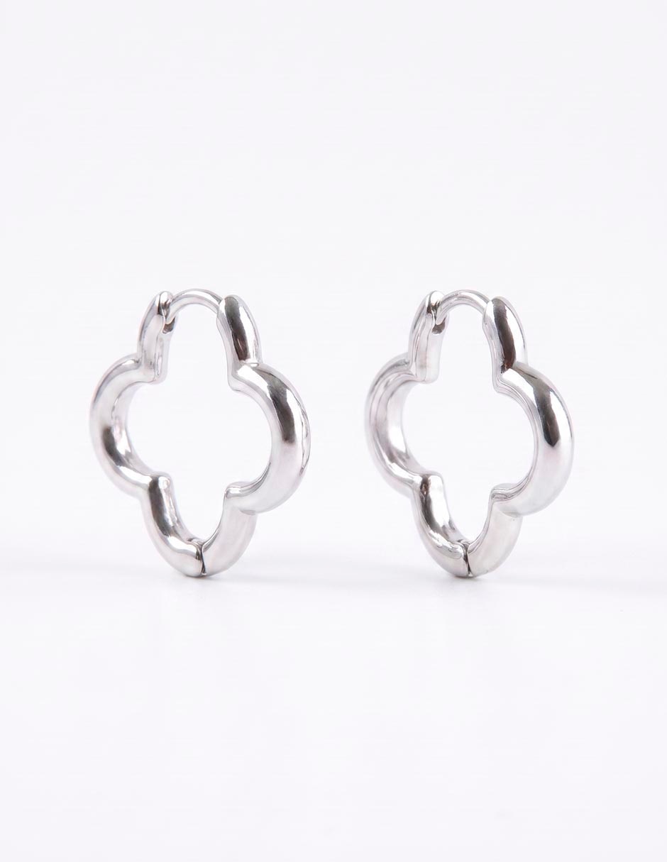 Aretes cortos de trébol con acabado lustre 2