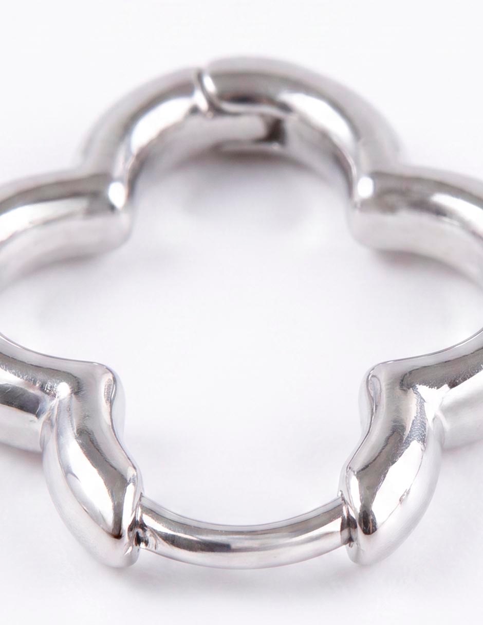 Aretes cortos de trébol con acabado lustre