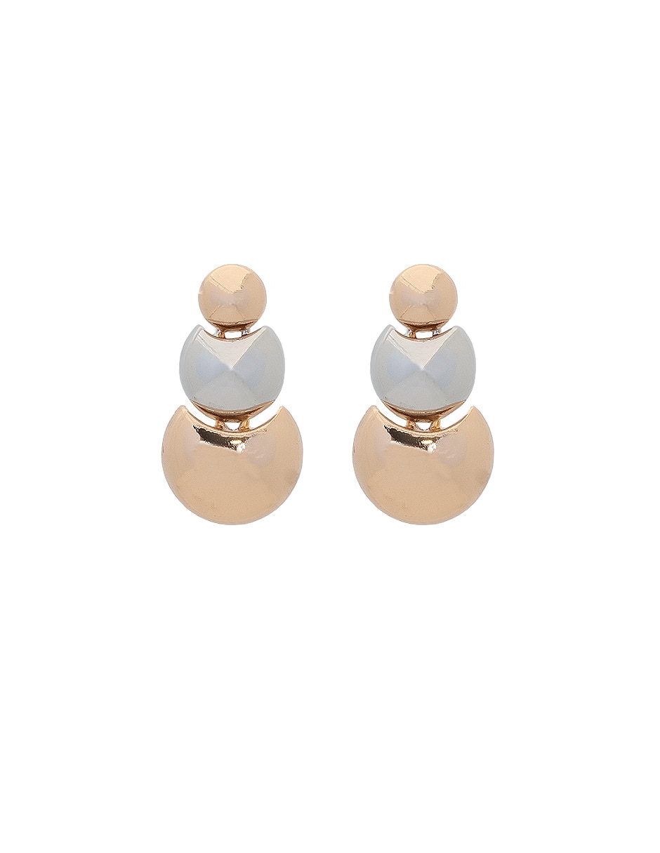 Aretes cortos esfera de metal con acabado lustre
