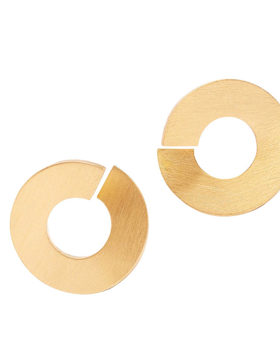 Arete Golden delicates con acabado mate 3