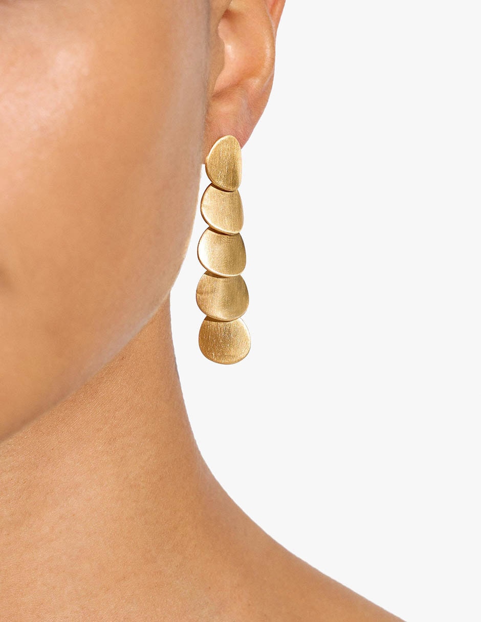 Arete individual de irregular de hierro sin kilataje con acabado mate sin gema 3
