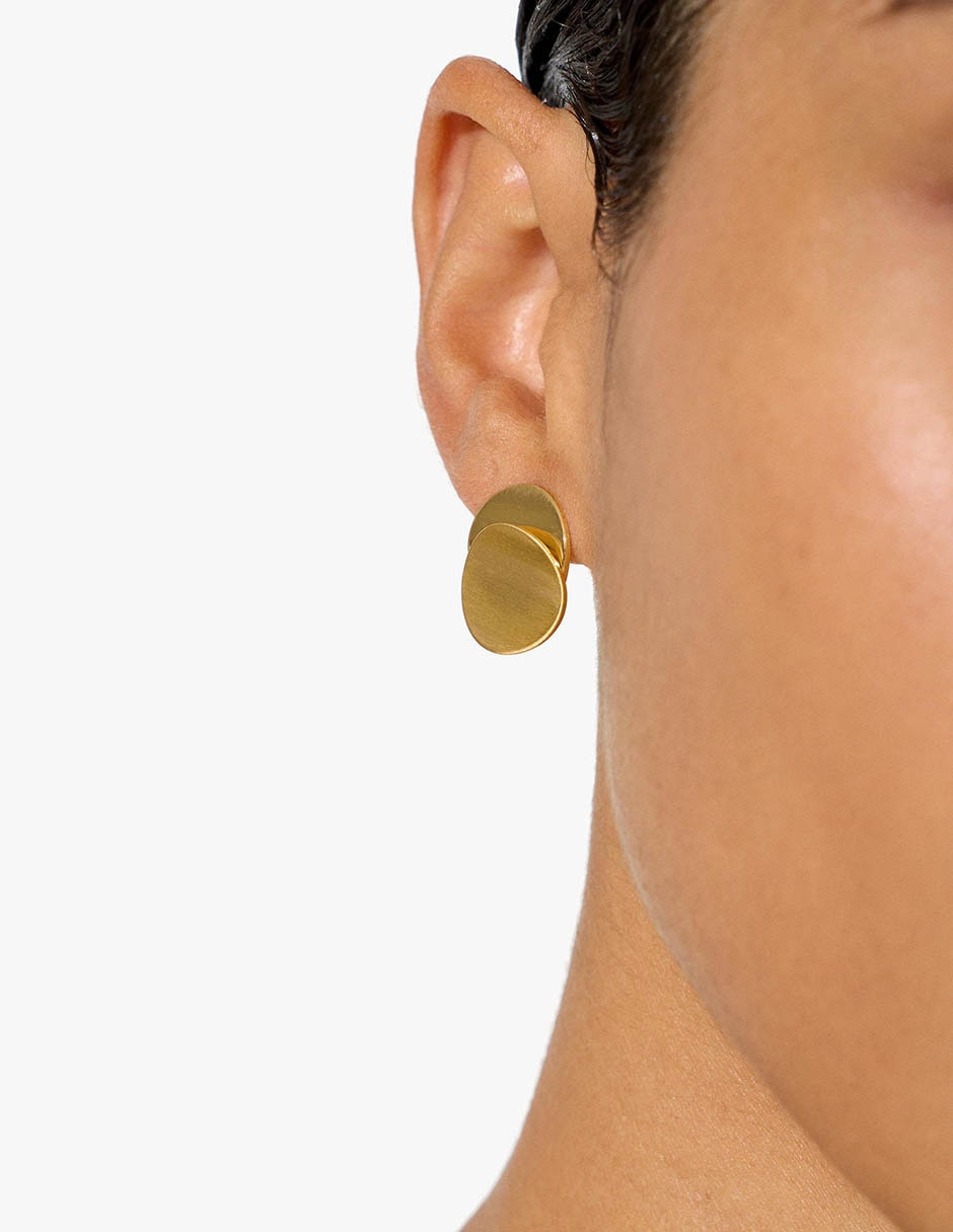 Arete individual de irregular de hierro sin kilataje con acabado mate sin gema 3