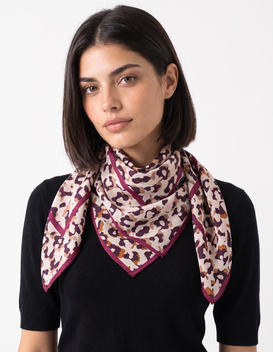 Mascada con estampado animal print de seda para mujer Mascada con estampado animal print de seda para mujer