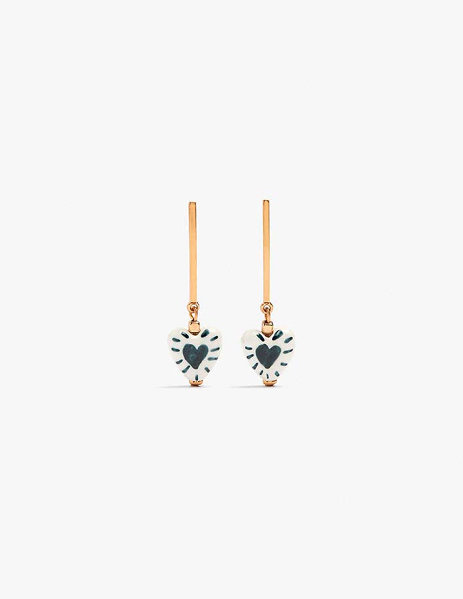 Aretes barra con corazón de cerámica de cerámica con acabado mate Aretes barra con corazón de cerámica de cerámica con acabado mate