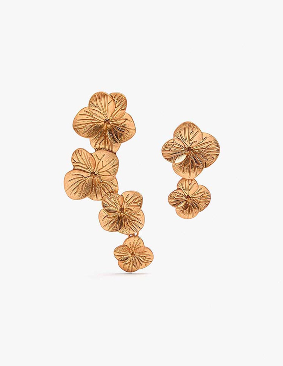 Aretes asimétricos con flores de zinc con acabado mate