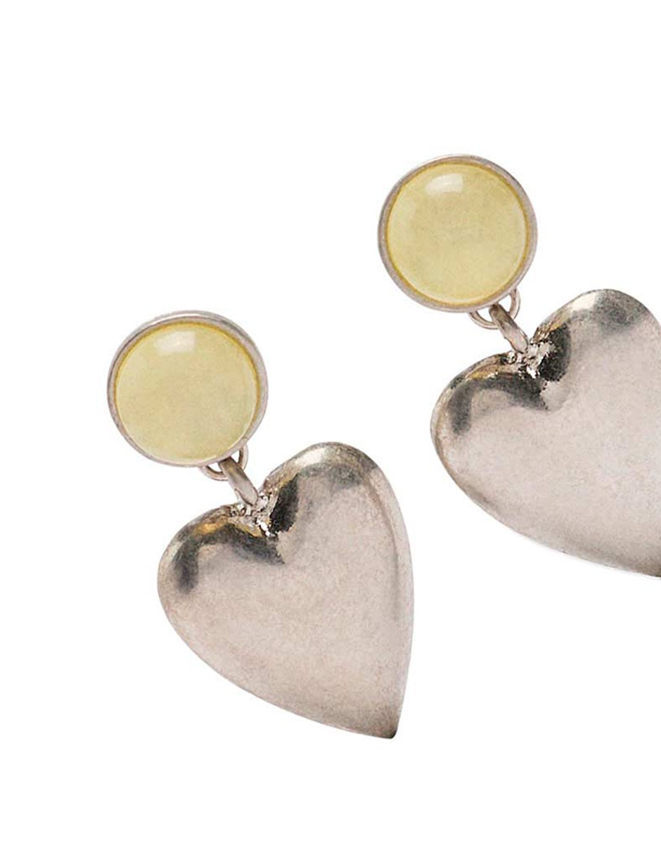 Aretes corazón con resina de zinc con acabado mate 3