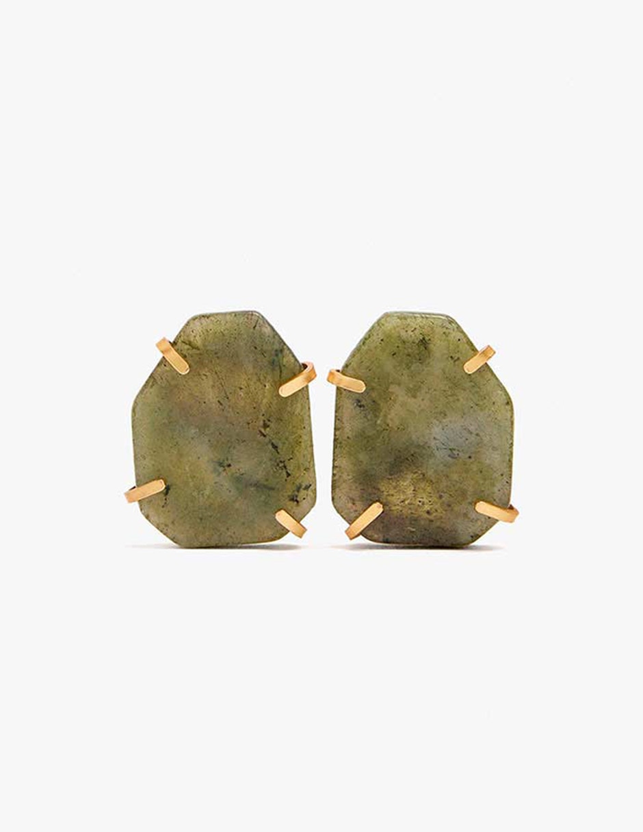 Aretes con piedras de hierro con acabado mate