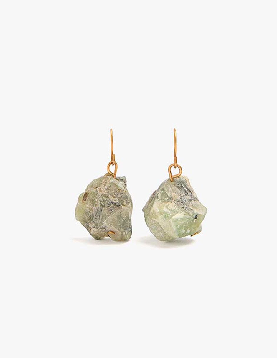 Aretes con piedras irregulares de hierro con acabado mate