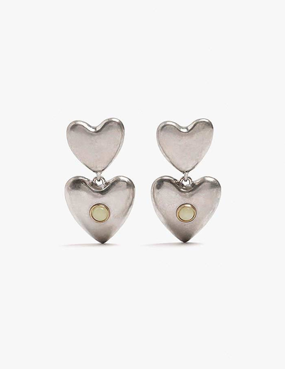 Aretes con corazones de zinc con acabado mate