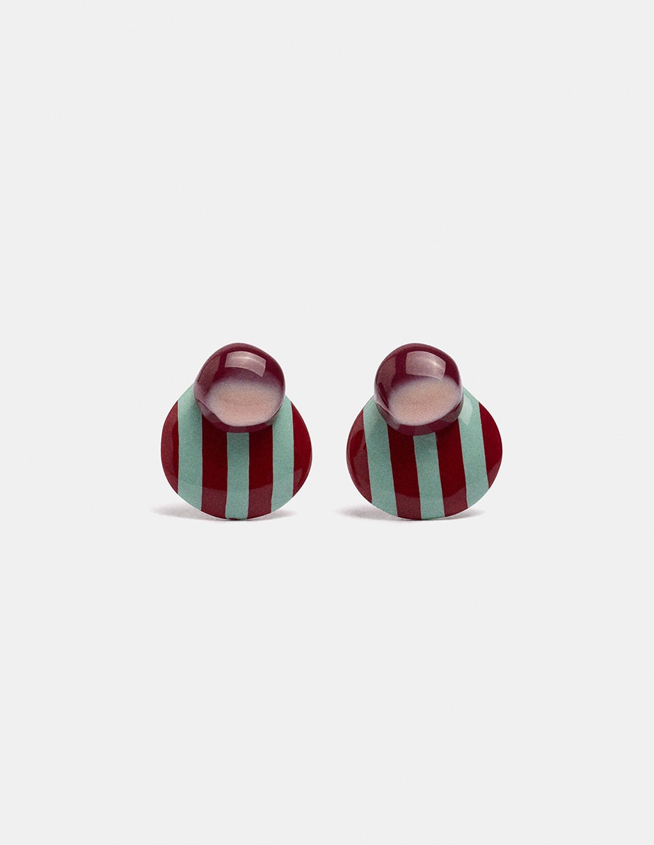 Aretes largos de resina con acabado mate