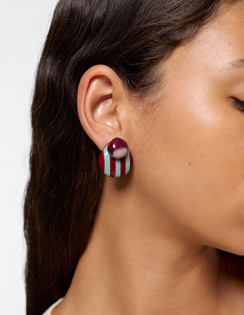 Aretes largos de resina con acabado mate 3
