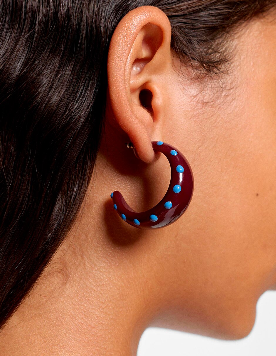 Aretes largos de resina con acabado mate 2