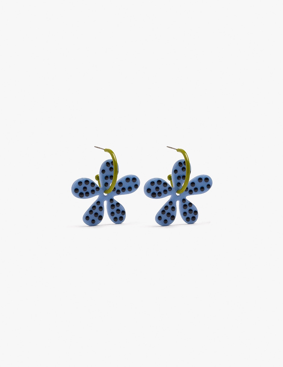 Aretes largos con acabado mate Aretes largos con acabado mate
