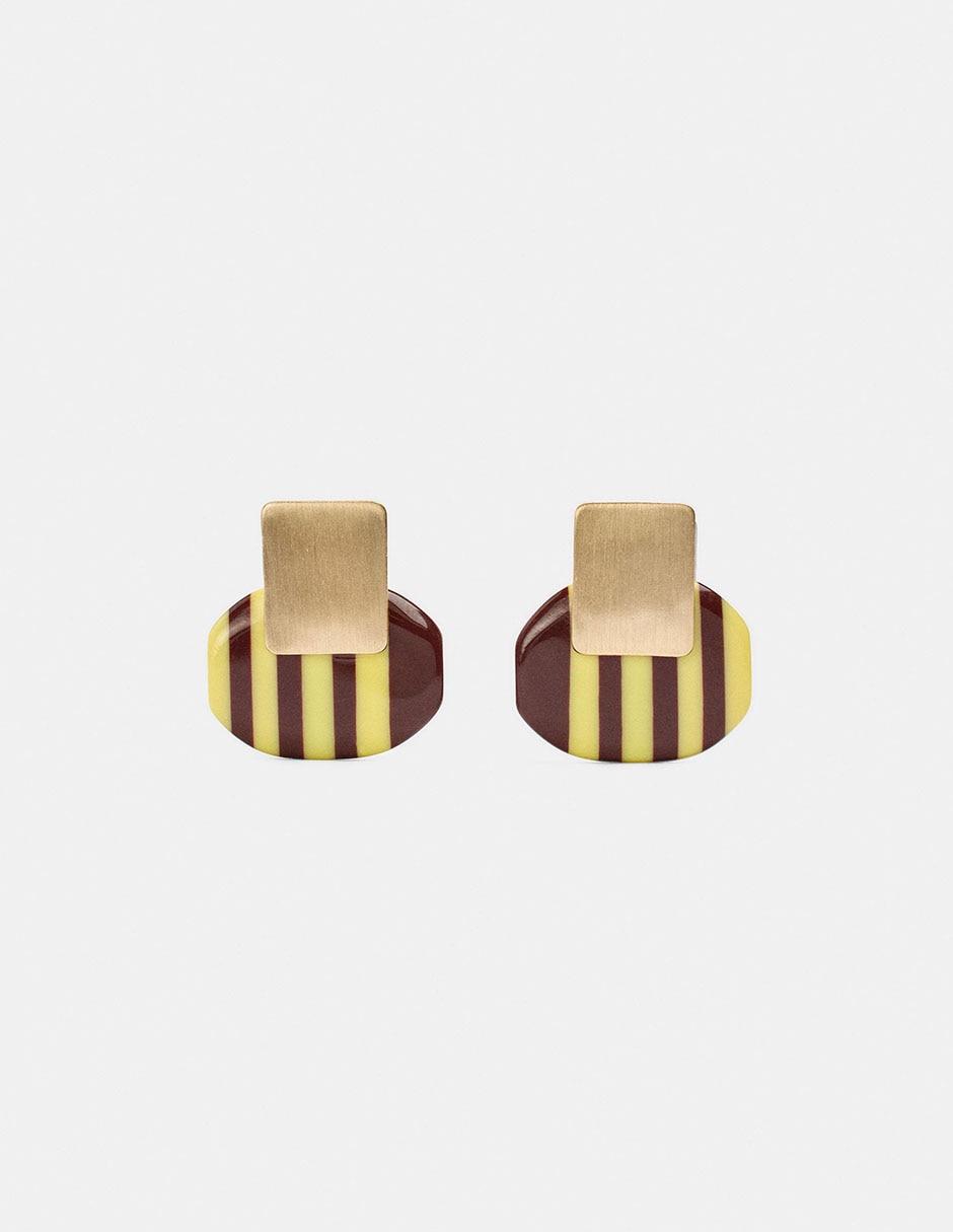 Aretes largos con acabado mate Aretes largos con acabado mate