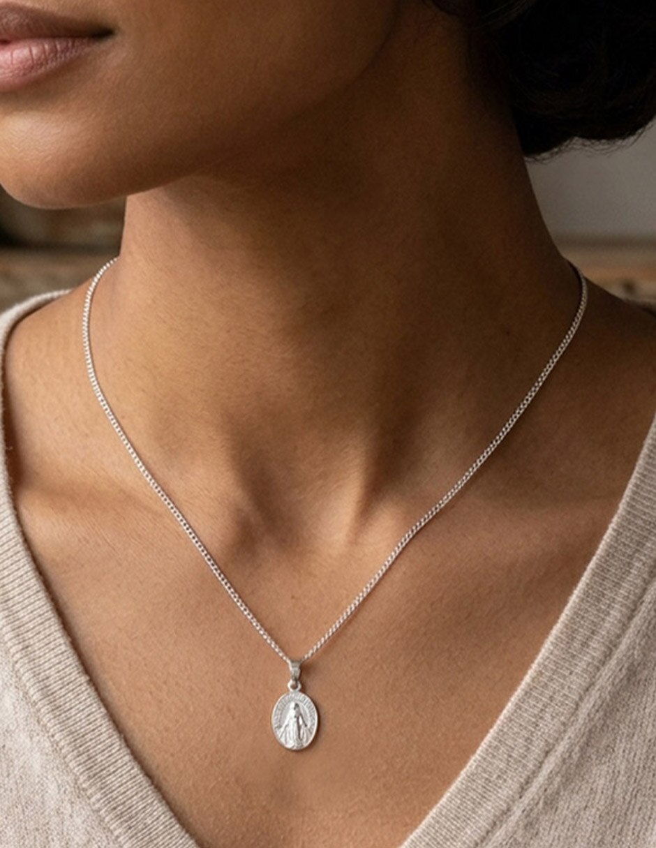 Collar con dije religioso de plata 4